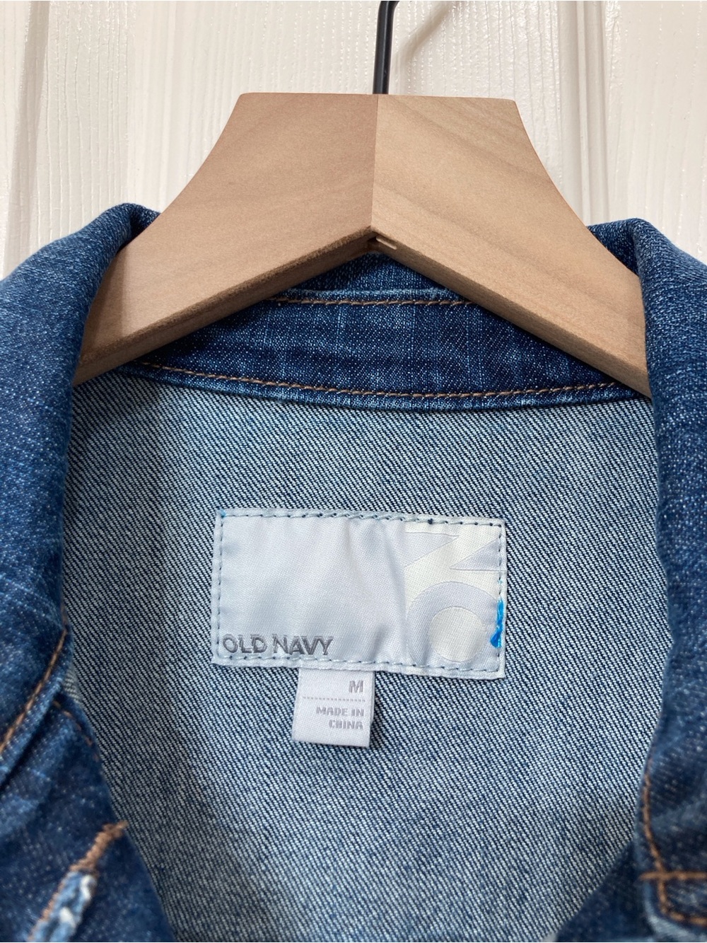 Old Navy Women’s Blue Dark Wash Jean Jacket Size Medium Trucker Classic Denim - Picture 2 of 7